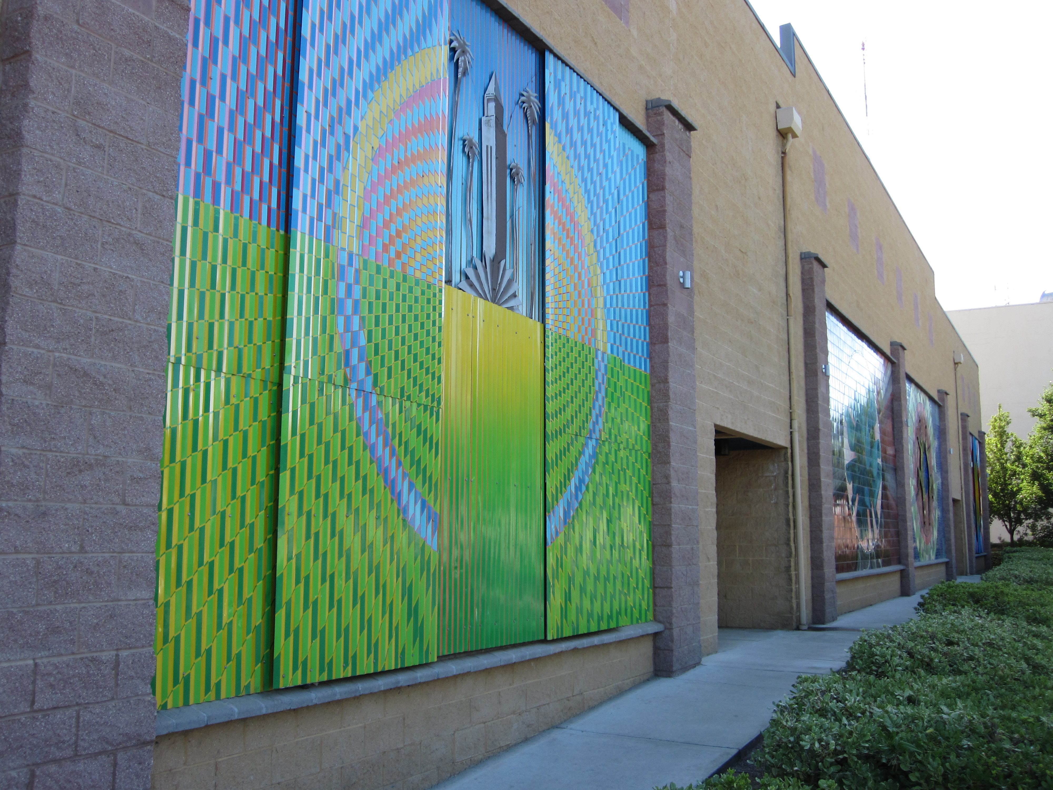 Mainplace Merced panels